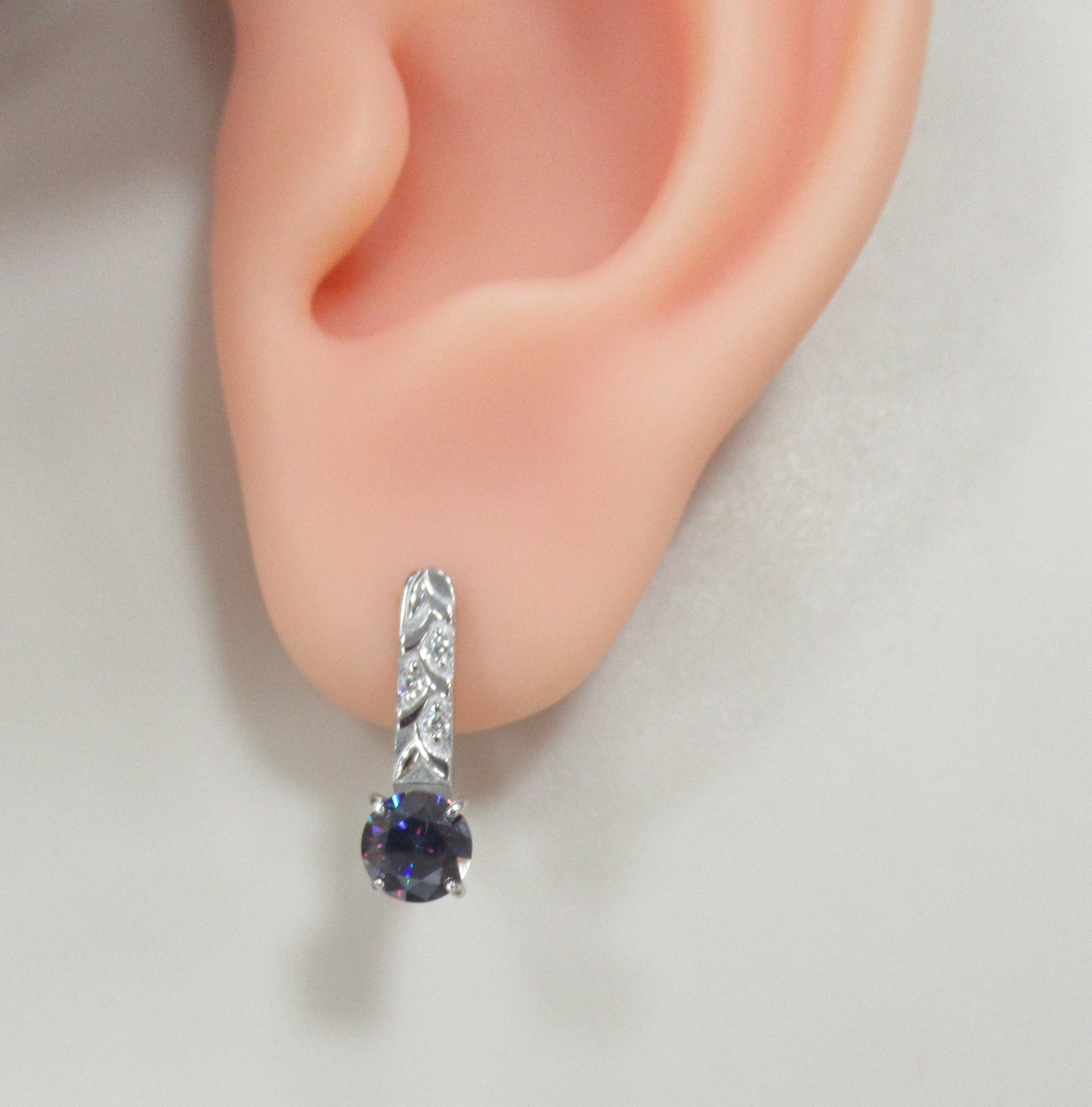 Серебряные серьги с фиолетовыми муассанитами